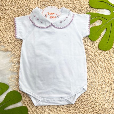   body branco com gola bordada florzinhas Lilás - Manga Curta